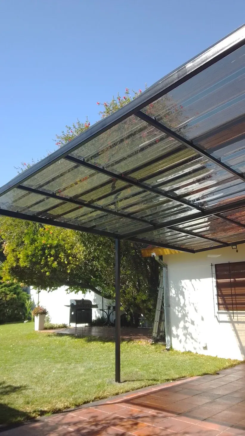 Estructura de techo y pérgola de hierro