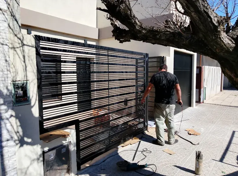 Instalación de portón en obra