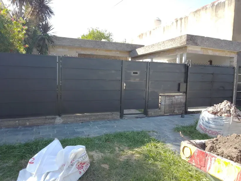 Portón corredizo terminado, panel negro