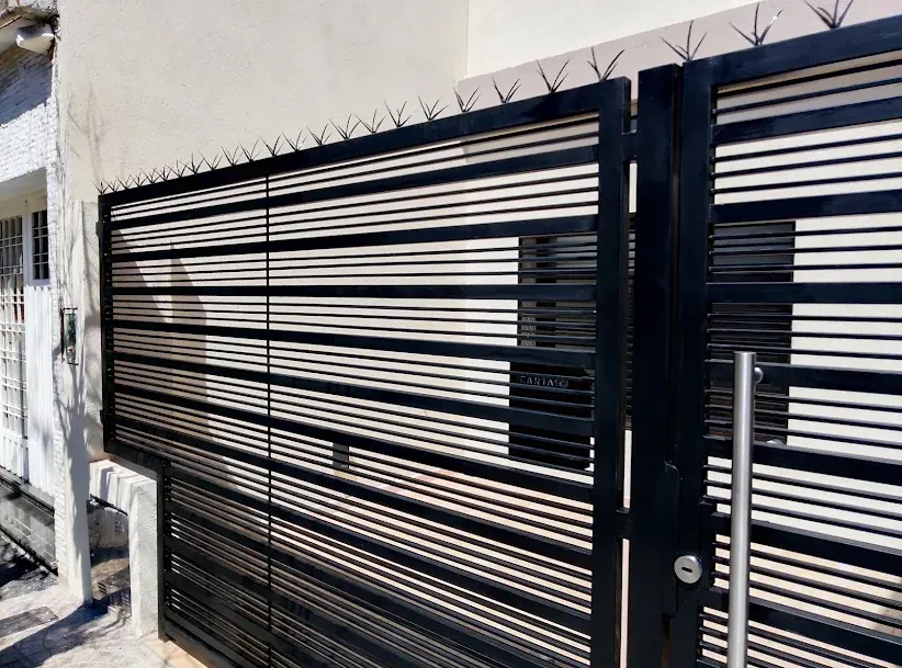 Portón terminado con rejas de seguridad