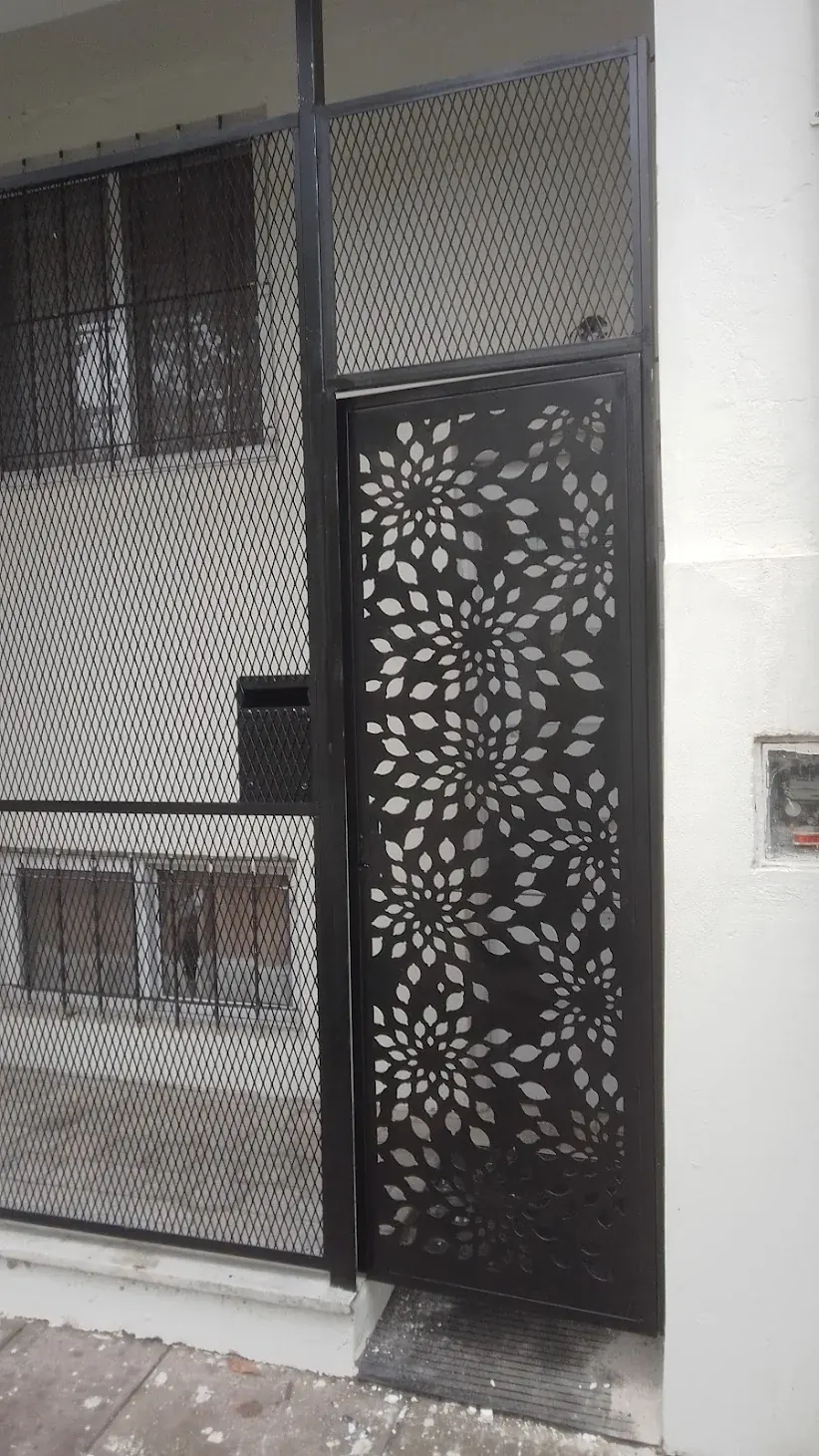 Puerta decorativa de diseño en hierro