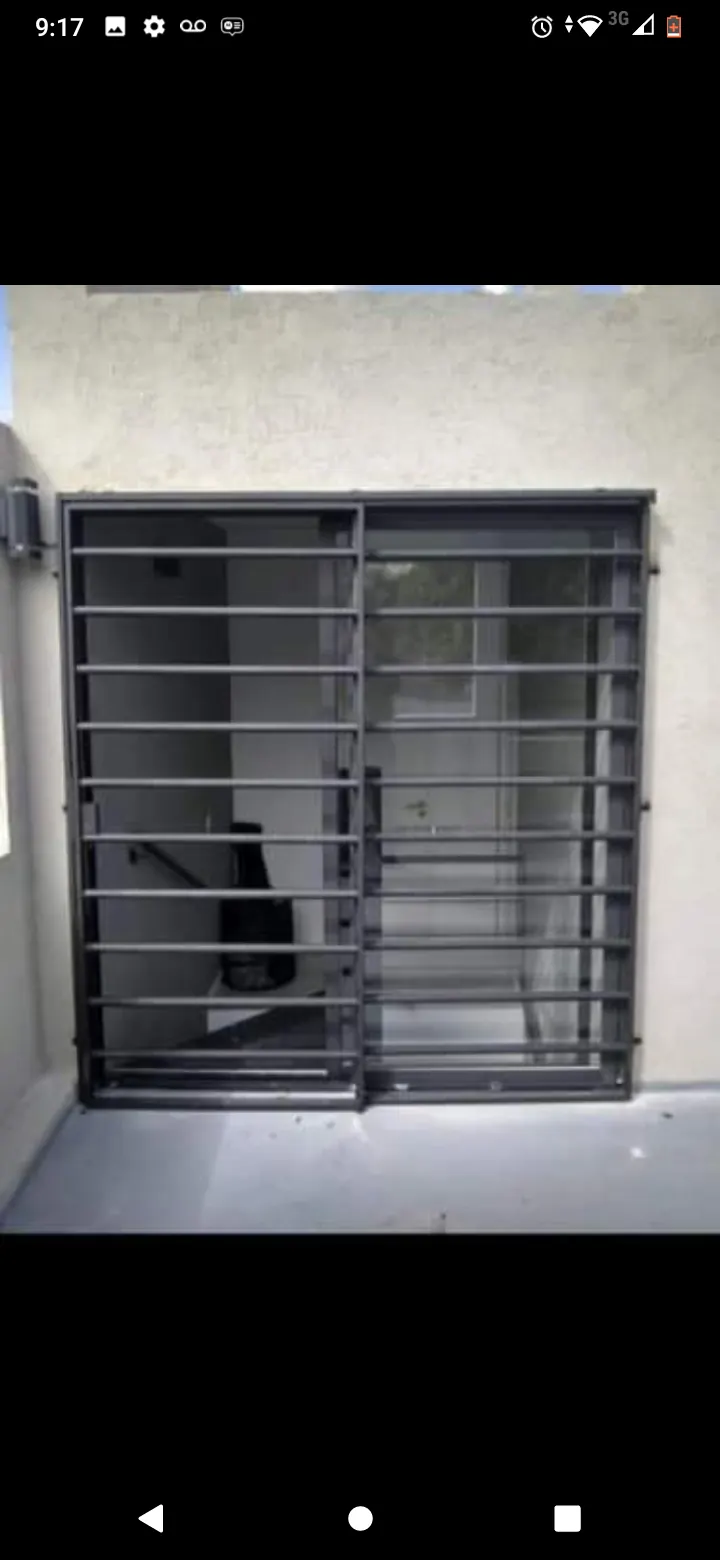 Reja en puerta corrediza gris